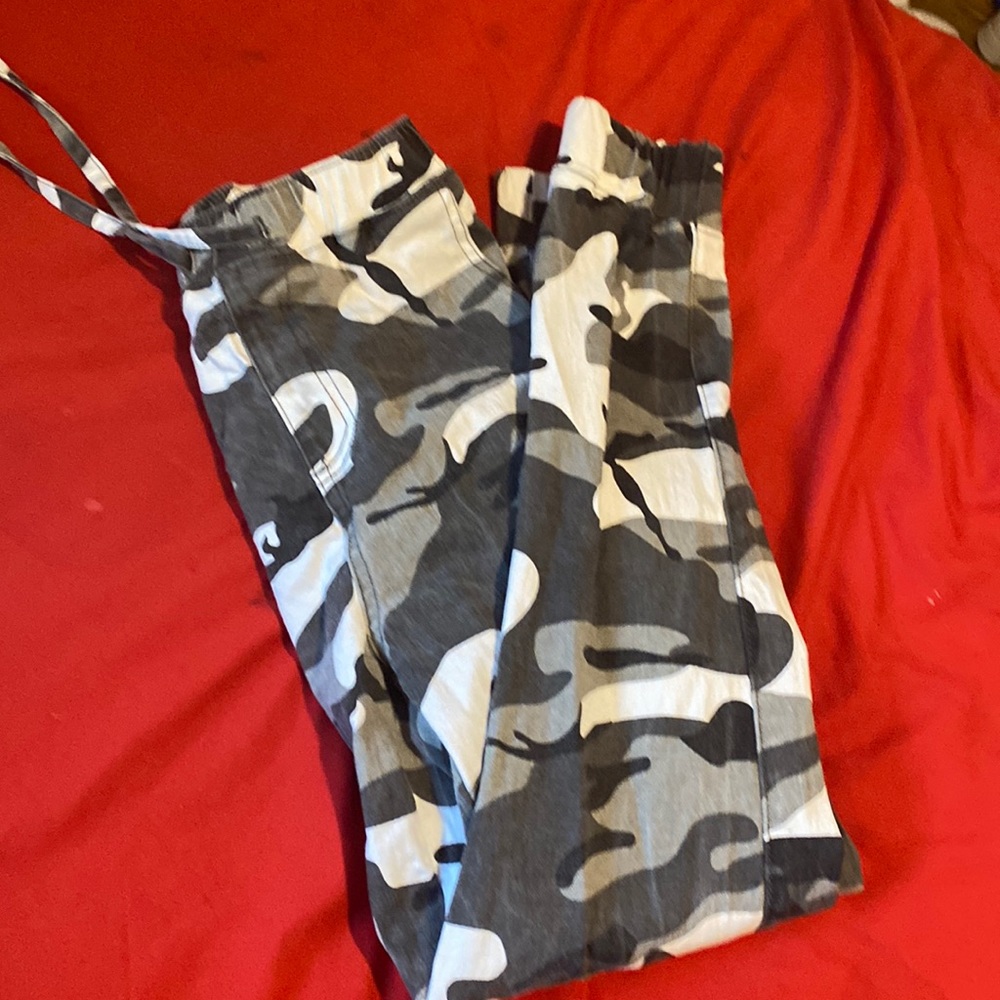 BLACK AND WHITE CAMO JOGGING PANTS